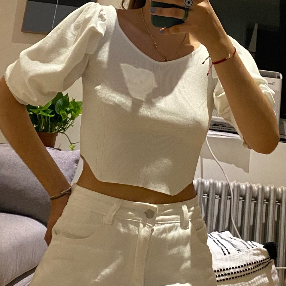 White puffy sleeves knit top